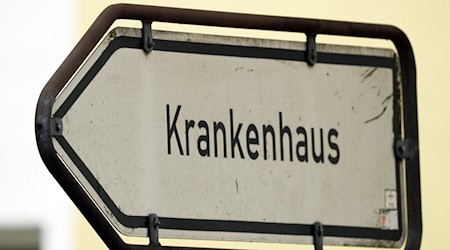 Ein Schild weist den Weg zu einem Krankenhaus. / Foto: Soeren Stache/dpa/Symbolbild