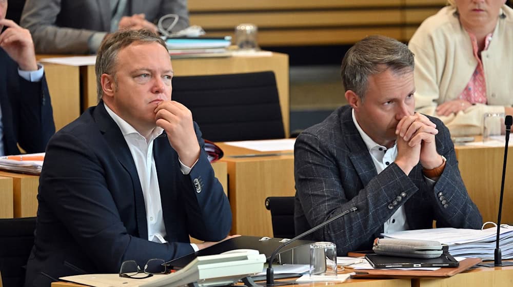 Mario Voigt (l, CDU), Fraktionschef, und Andreas Bühl, CDU-Abgeordneter, zu Beginn der Sitzung des Thüringer Landtags. / Foto: Martin Schutt/dpa