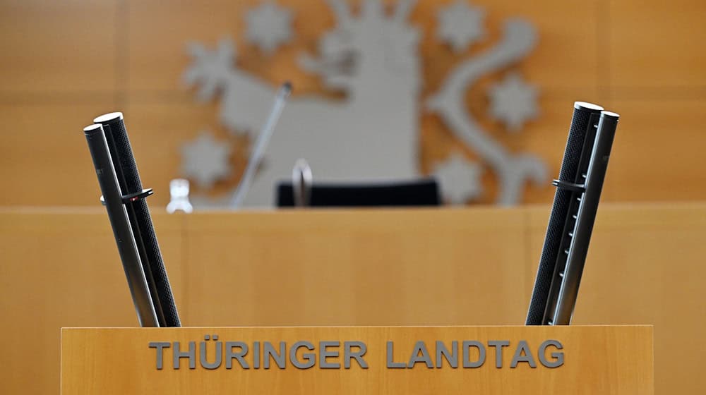 Das Rednerpult im Plenarsaal des Thüringer Landtags. / Foto: Martin Schutt/dpa/Symbolbild