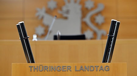 Das Rednerpult im Plenarsaal des Thüringer Landtags. / Foto: Martin Schutt/dpa/Symbolbild