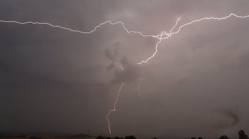 Ein Blitz ist zu sehen. / Foto: Andreas Rosar/dpa