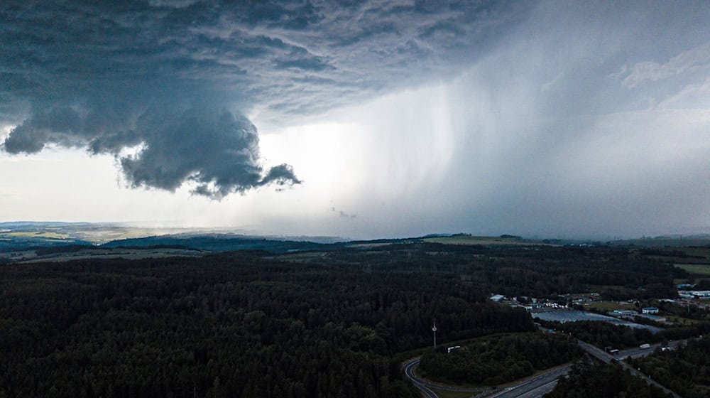 Eine Unwetterfront aus dunkelgrauen Wolken. / Foto: News5/dpa