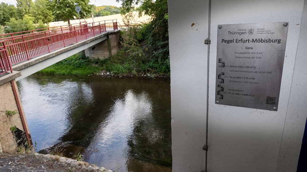 Ein Schild am Pegel Erfurt-Möbisburg zeigt historische Wasserstände der Gera. / Foto: Michael Reichel/dpa