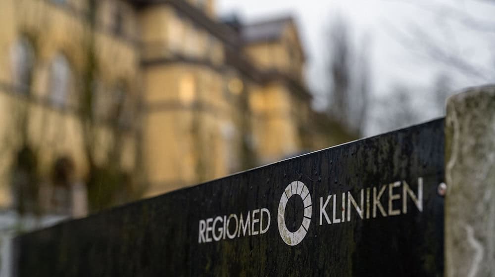 Ein Wegweiser mit dem Logo der Regiomed-Kliniken am Unternehmenssitz in Coburg (Bayern). / Foto: Pia Bayer/dpa/Archivbild