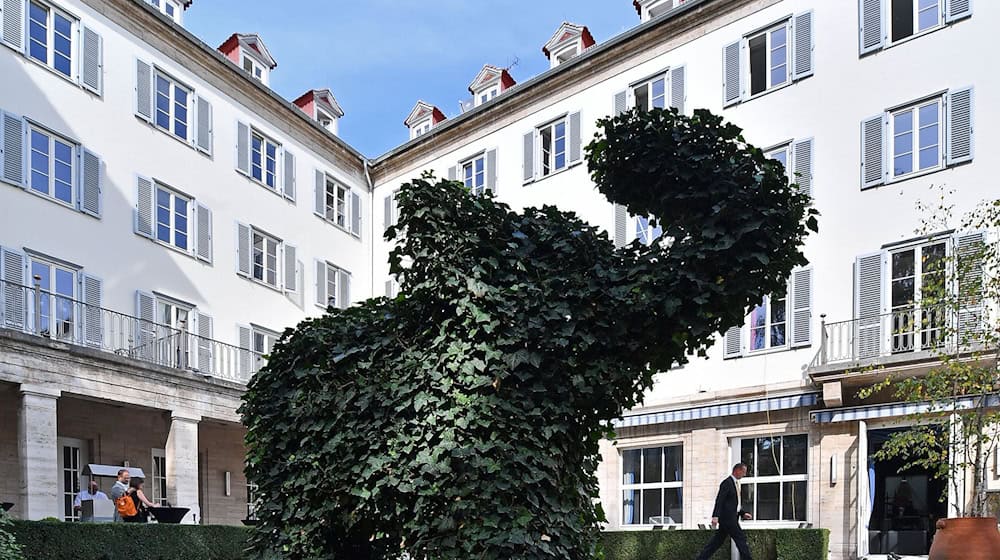 Die Figur eines Elefanten wächst aus Efeu im Hof des Hotel Elephant Weimar. / Foto: Martin Schutt/dpa-Zentralbild/dpa