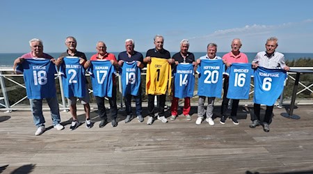 Die WM-Spieler der DDR-Nationalmannschaft von 1974 treffen sich zum 50-jährigen Jubiläum an der Ostsee im Strandhotel Fischland in Dierhagen. / Foto: Danny Gohlke/dpa/Archivbild