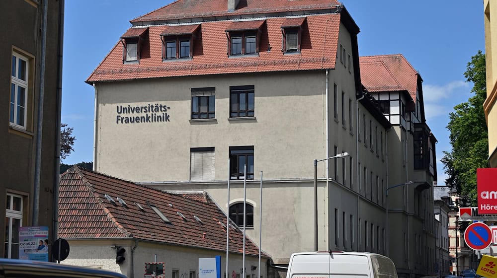 "Universitäts-Frauenklinik" steht an der Fassade der ehemaligen Frauenklinik. / Foto: Martin Schutt/dpa/Archivbild