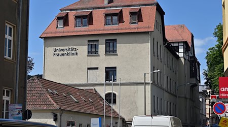 "Universitäts-Frauenklinik" steht an der Fassade der ehemaligen Frauenklinik. / Foto: Martin Schutt/dpa/Archivbild