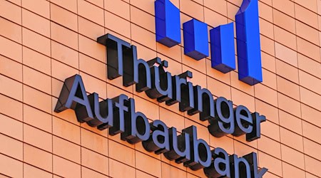 Das Logo am Hauptsitz der Thüringer Aufbaubank in Erfurt. / Foto: Martin Schutt/dpa-Zentralbild/dpa/Symbolbild