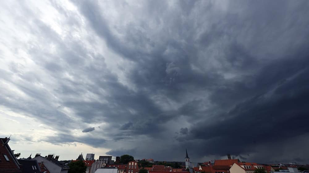 Dunkle Wolken ziehen über Erfurt. / Foto: Martin Schutt/dpa