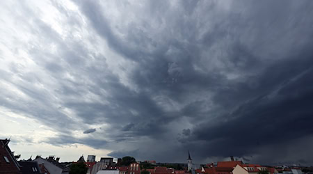 Dunkle Wolken ziehen über Erfurt. / Foto: Martin Schutt/dpa