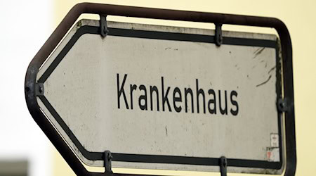 Ein Schild weist den Weg zum Krankenhaus. / Foto: Soeren Stache/dpa