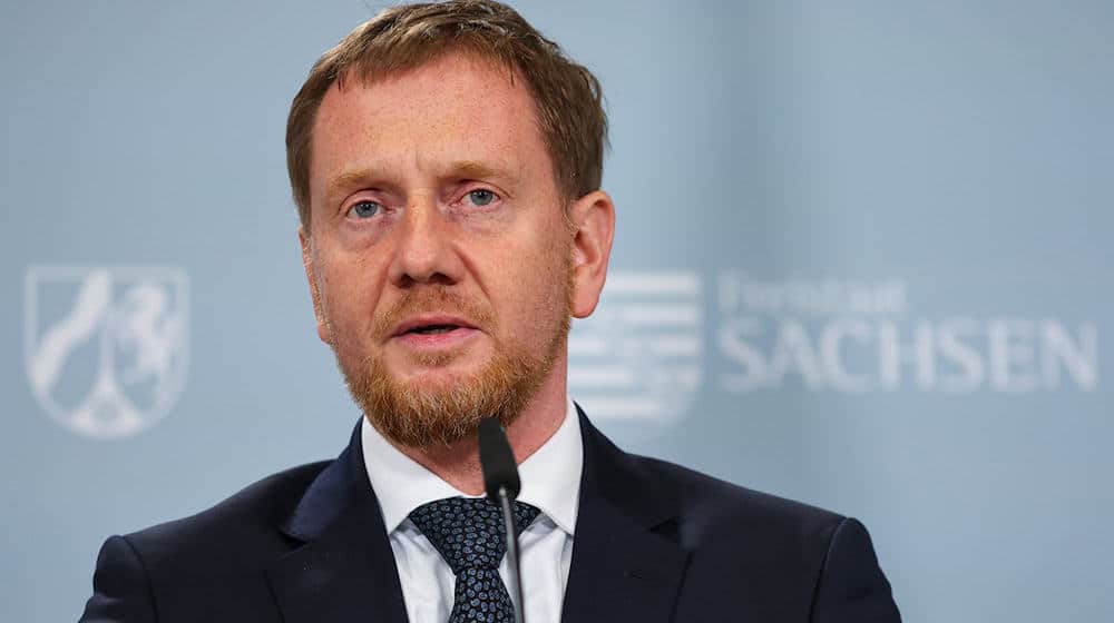 Michael Kretschmer (CDU), Ministerpräsident von Sachsen, spricht nach der gemeinsamen Kabinettssitzung mit Nordrhein-Westfalen am 11. Juni in einer Pressekonferenz. / Foto: Jan Woitas/dpa