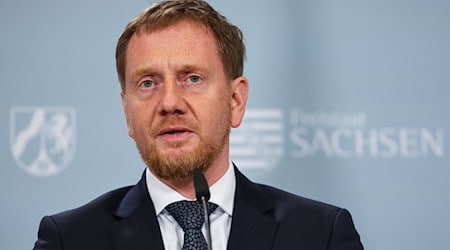 Michael Kretschmer (CDU), Ministerpräsident von Sachsen, spricht nach der gemeinsamen Kabinettssitzung mit Nordrhein-Westfalen am 11. Juni in einer Pressekonferenz. / Foto: Jan Woitas/dpa