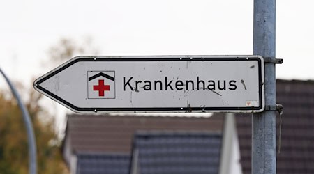 Ein Hinweisschild mit der Aufschrift «Krankenhaus» weist an einer Straße den Weg zu einer Klinik. / Foto: Marcus Brandt/dpa