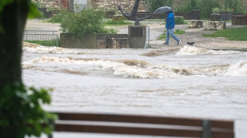 In Lauingen ist die Donau über das Ufer getreten. / Foto: Stefan Puchner/dpa