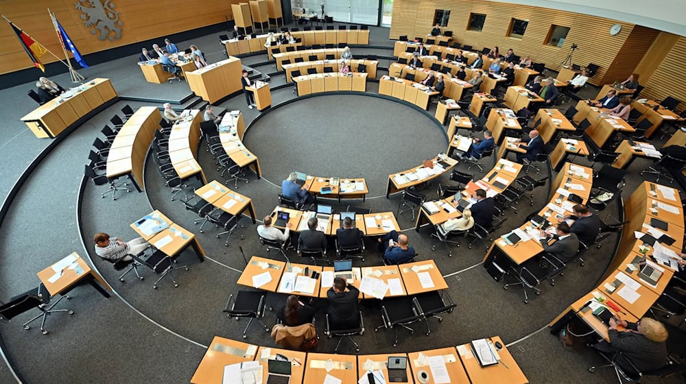 Abgeordnete sitzen im Plenarsaal während der Sitzung des Thüringer Landtags. / Foto: Martin Schutt/dpa