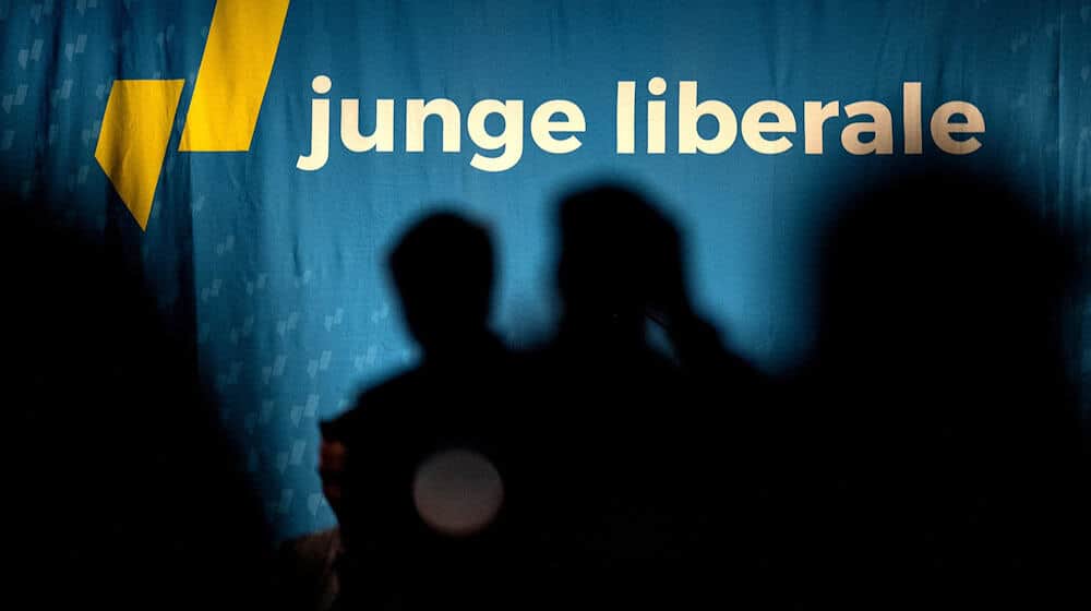 Delegierte stehen beim 65. Bundeskongress vor dem Schriftzug der Jungen Liberalen. / Foto: Swen Pförtner/dpa/Archiv