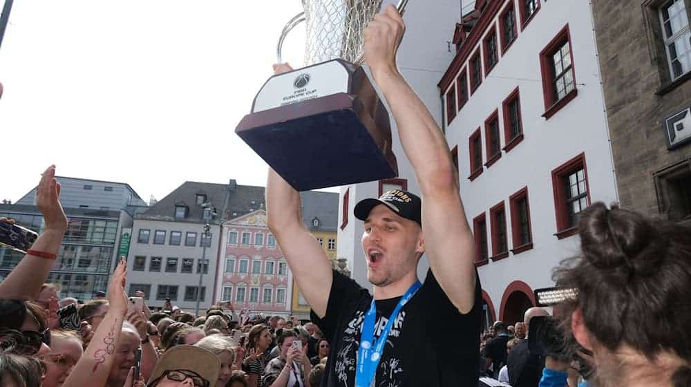 Jonas Richter, Kapitän des Basketballteams Niners Chemnitz, jubelt mit dem Pokal. / Foto: Sebastian Willnow/dpa