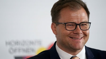 Carsten Schneider (SPD), Beauftragter der Bundesregierung für Ostdeutschland, kommt auf die Plaza der Elbphilharmonie zum Festakt. / Foto: Marcus Brandt/dpa