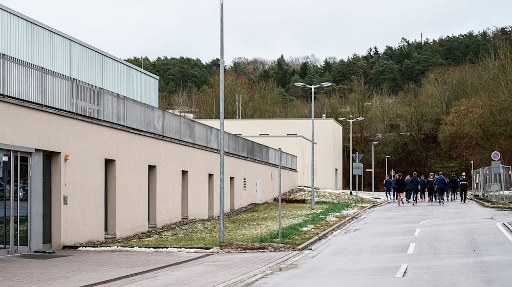 Eine Einheit der Polizei joggt über das Gelände des Bildungszentrums der Thüringer Polizei. / Foto: Daniel Vogl/dpa-Zentralbild/dpa/Archivbild