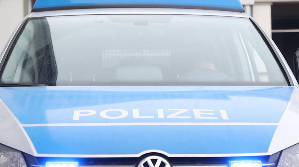 Schriftzug "Polizei" an einem Dienstauto der Thüringer Polizei. / Foto: Bodo Schackow/dpa