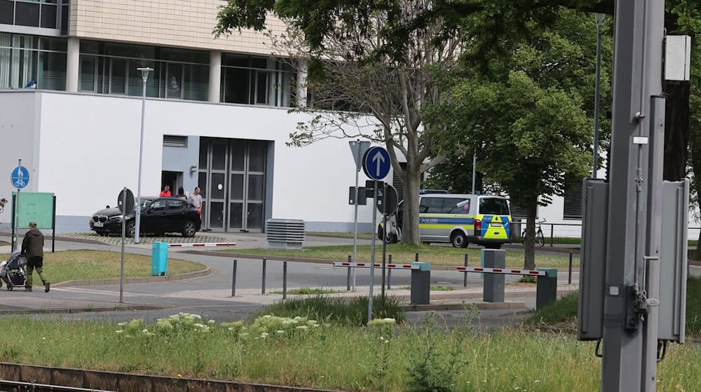 Ein Polizeifahrzeug steht vor dem Klinikum, in dem der Halle-Attentäter Stephan Balliet behandelt wurde. / Foto: Bodo Schackow/dpa/Archivbild