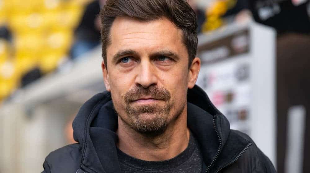 Trainer Thomas Stamm steht im Stadion. / Foto: Robert Michael/dpa/Archivbild