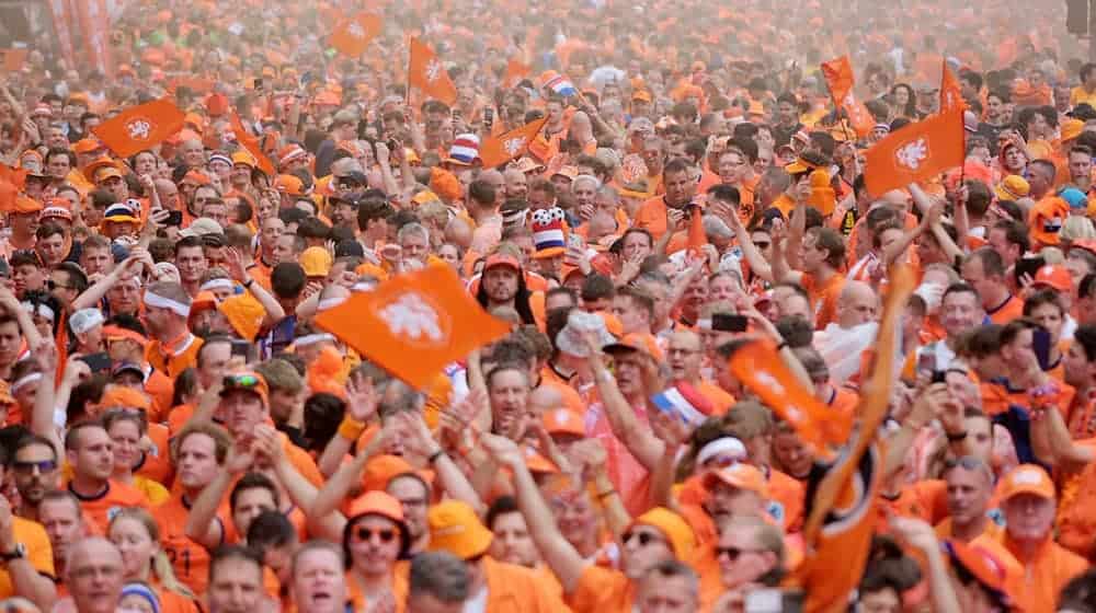 Fanmarsch der Niederlande. / Foto: Sebastian Willnow/dpa