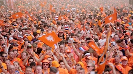 Fanmarsch der Niederlande. / Foto: Sebastian Willnow/dpa