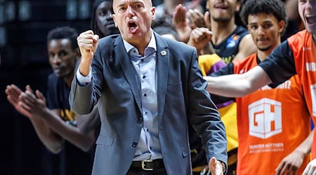 Headcoach Rodrigo Pastore von Chemnitz jubelt. / Foto: Andreas Gora/dpa