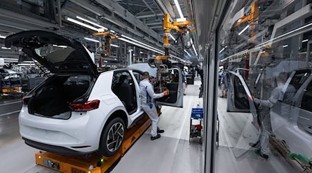 Ein Modell der neuen Generation des ID.3 wird im Werk von Volkswagen in Zwickau montiert. / Foto: Hendrik Schmidt/dpa/Archivbild