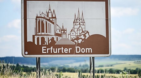 Eine «Touristische Unterrichtungstafel» mit der Aufschrift Erfurter Dom steht an der Autobahn A4. / Foto: Martin Schutt/dpa/Produktion