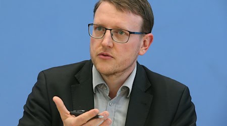 Matthias Quent, Rechtsterrorismus-Experte und damaliger Direktor des Instituts für Demokratie und Zivilgesellschaft in Jena, beantwortet während der Vorstellung der Jahresstatistik zum Ausmaß rechter Gewalt 2018 Fragen von Journalisten. / Foto: Wolfgang Kumm/dpa