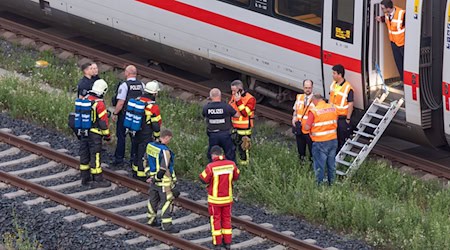 Polizei und Rettungskräfte sind an einem ICE in Theuern, Ortsteil von Schalkau im Landkreis Sonneberg, im Einsatz. / Foto: Steffen Ittig/NEWS5/dpa