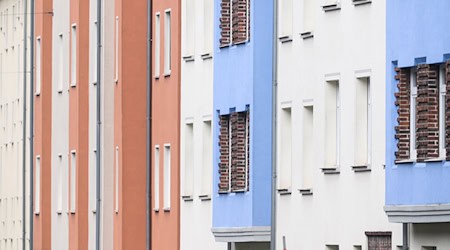 Blick auf Mehrfamilienhäuser in der Innenstadt. / Foto: Julian Stratenschulte/dpa/Symbolbild