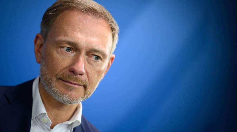 Christian Lindner (FDP), Bundesminister der Finanzen, äußert sich bei einer Pressekonferenz im Bundesfinanzministerium. / Foto: Bernd von Jutrczenka/dpa