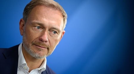 Christian Lindner (FDP), Bundesminister der Finanzen, äußert sich bei einer Pressekonferenz im Bundesfinanzministerium. / Foto: Bernd von Jutrczenka/dpa