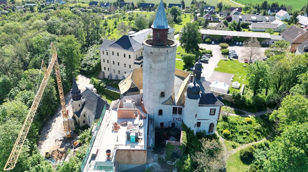 Die Burg Posterstein bei einer Baustellenbesichtigung zum Wiederaufbau des Nordflügels der Burg. / Foto: Bodo Schackow/dpa