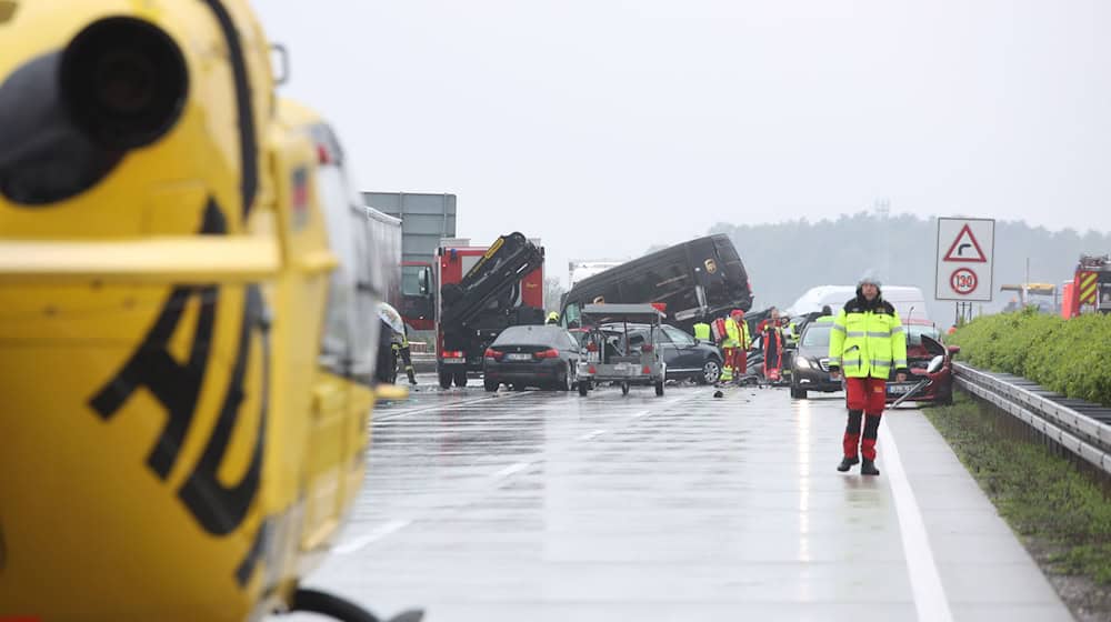 Rettungskräfte sind an einer Unfallstelle auf der Autobahn 4 im Einsatz. / Foto: Björn Walther/dpa-Zentralbild/dpa/Archivbild