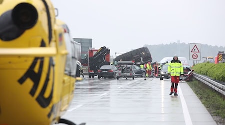 Rettungskräfte sind an einer Unfallstelle auf der Autobahn 4 im Einsatz. / Foto: Björn Walther/dpa-Zentralbild/dpa/Archivbild