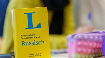 Ein Taschenwörterbuch Russisch-Deutsch/Deutsch-Russisch steht beim Unterricht in einer Intensivklasse auf dem Tisch. / Foto: Andreas Arnold/dpa