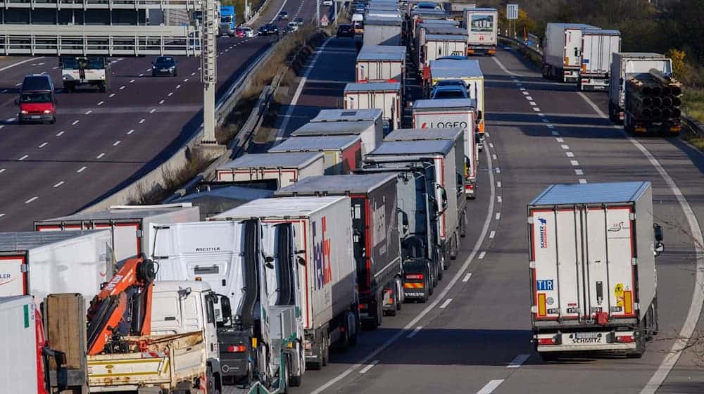 Lastwagen stehen auf der A2 in Fahrtrichtung Berlin an der Auf- und Abfahrt Magdeburg-Zentrum in einem Stau. / Foto: Klaus-Dietmar Gabbert/dpa