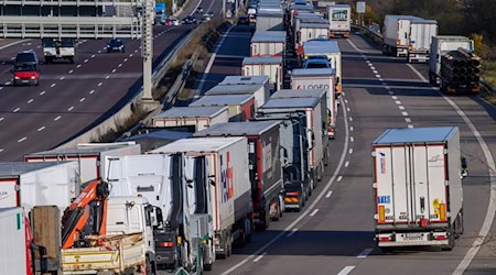 Lastwagen stehen auf der A2 in Fahrtrichtung Berlin an der Auf- und Abfahrt Magdeburg-Zentrum in einem Stau. / Foto: Klaus-Dietmar Gabbert/dpa