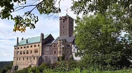 Sonne scheint über der Wartburg. / Foto: Martin Schutt/dpa