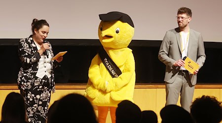 Elisabeth Wenk,(l-r), Festivalleiterin, das Maskottchen Goldener Spatz und Markus Poppe, Moderator, bei der Eröffnung des 45. Deutschen Kinder-Medien-Festivals "Goldener Spatz". / Foto: Bodo Schackow/dpa