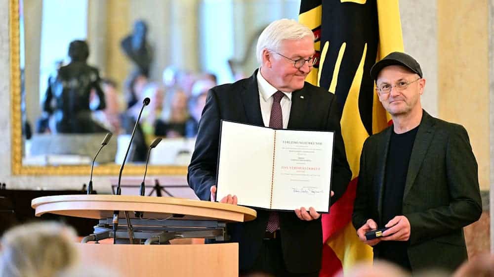 Bundespräsident Frank-Walter Steinmeier (l) und Steffen Mensching aus Rudolstadt. / Foto: Martin Schutt/dpa/Archivbild