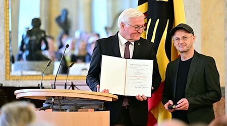 Bundespräsident Frank-Walter Steinmeier (l) und Steffen Mensching aus Rudolstadt. / Foto: Martin Schutt/dpa/Archivbild