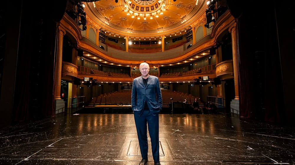 Der Intendant am Staatstheater Meiningen, Jens Neundorff von Enzberg, steht am Rande einer Probe für das Stück "Una Cosa Rara" auf der Bühne des Staatstheaters. / Foto: Jacob Schröter/dpa