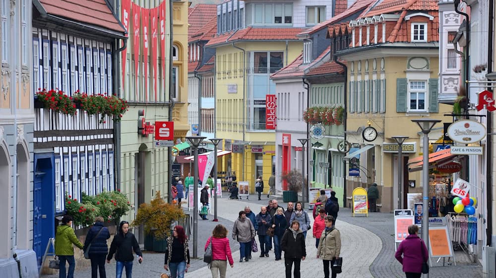 Passanten gehen durch die Innenstadt von Suhl. / Foto: Martin Schutt/dpa-Zentralbild/dpa/Archivbild